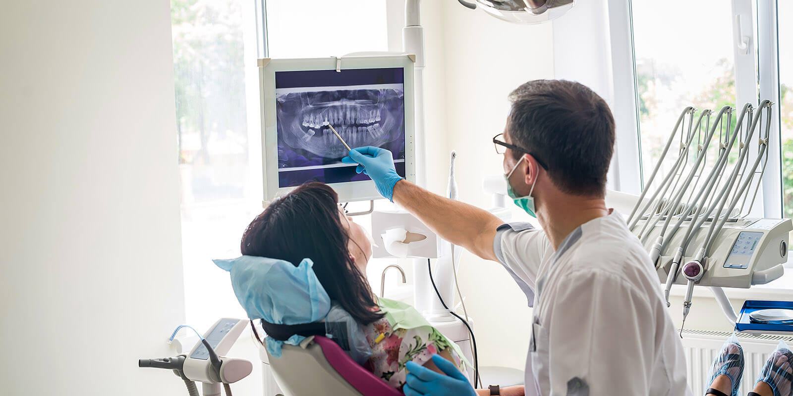 clinical-mentorship-program Doctor dentist showing patient's teeth on X-ray